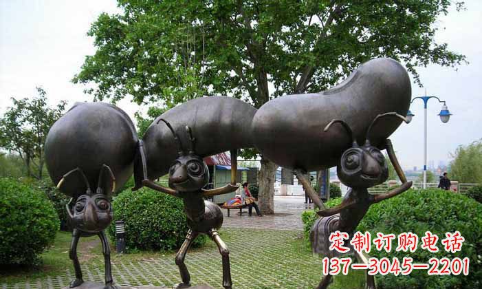 南通蚂蚁之美搬运粮食的公园铜雕
