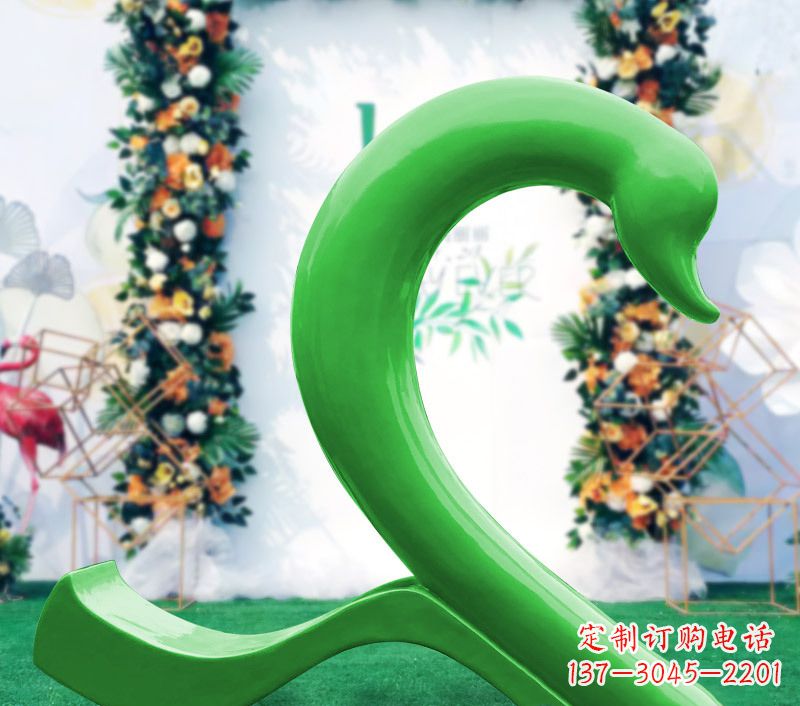 南通新颖抢眼的玻璃钢爱心天鹅雕塑