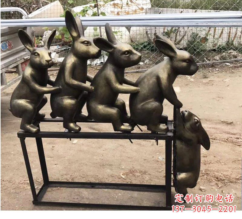 南通玻璃钢兔子雕塑仿铜玩耍的兔子