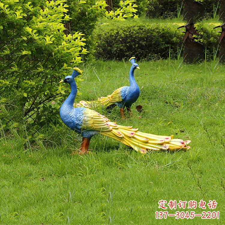南通玻璃钢孔雀雕塑——艺术点缀公园草坪