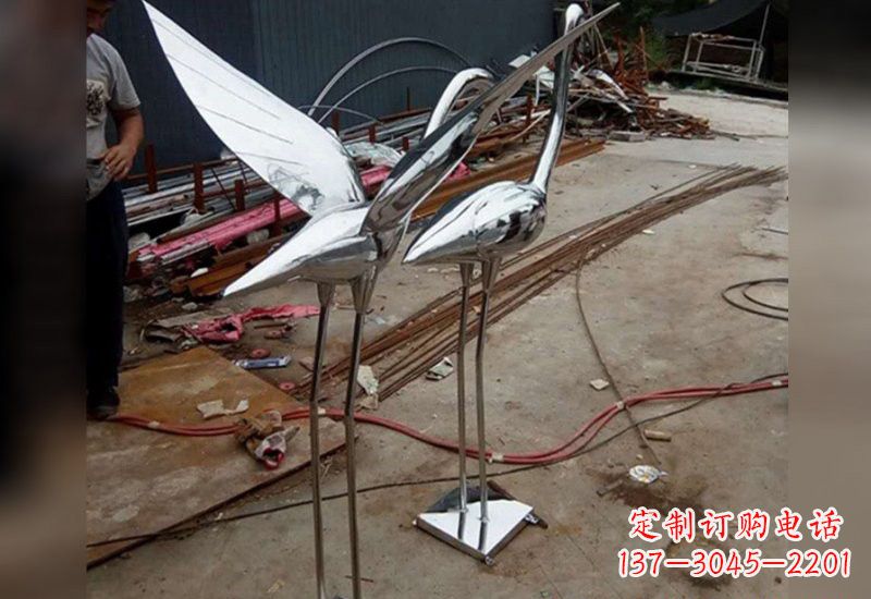 南通不锈钢仙鹤雕塑象征着美丽与和谐