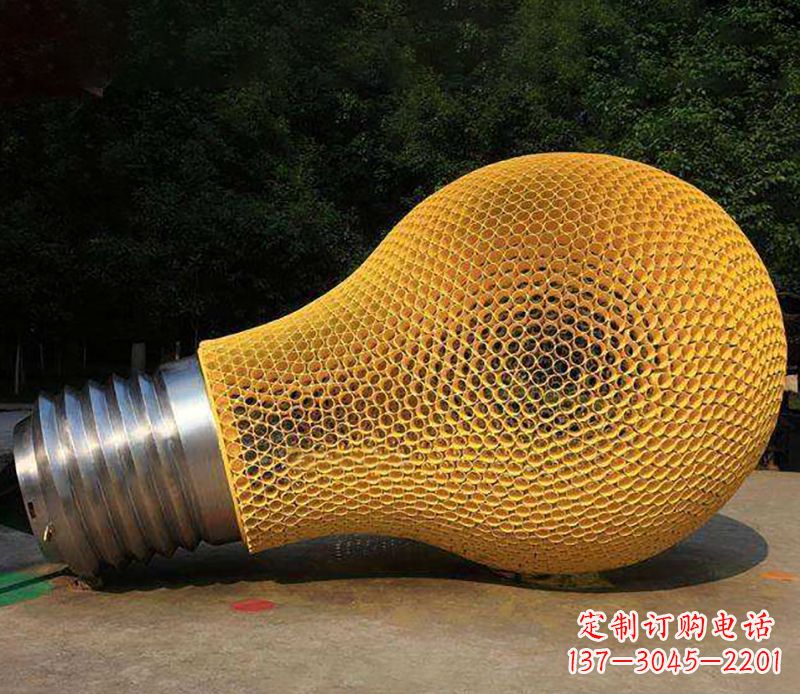 南通不锈钢灯泡雕塑灯光下的美丽