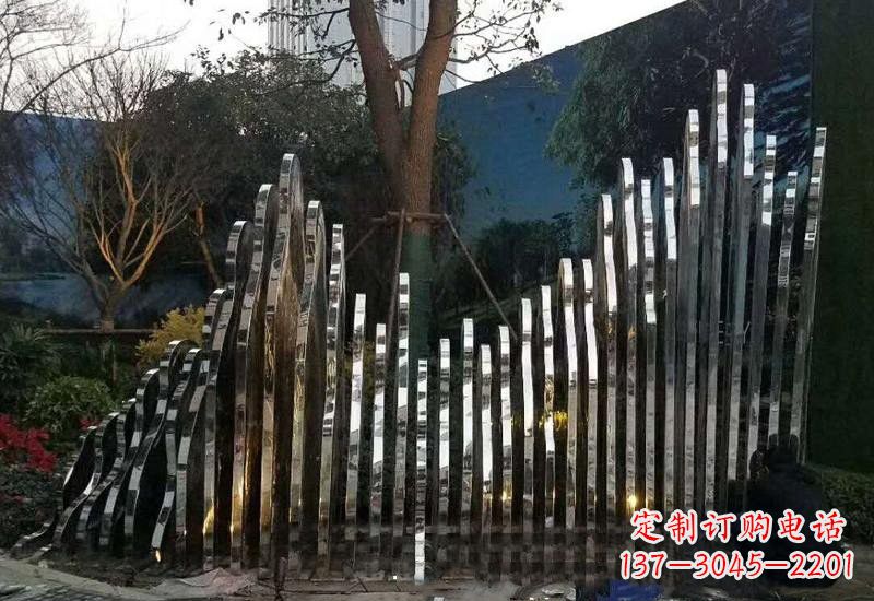 南通不锈钢公园里的假山雕塑
