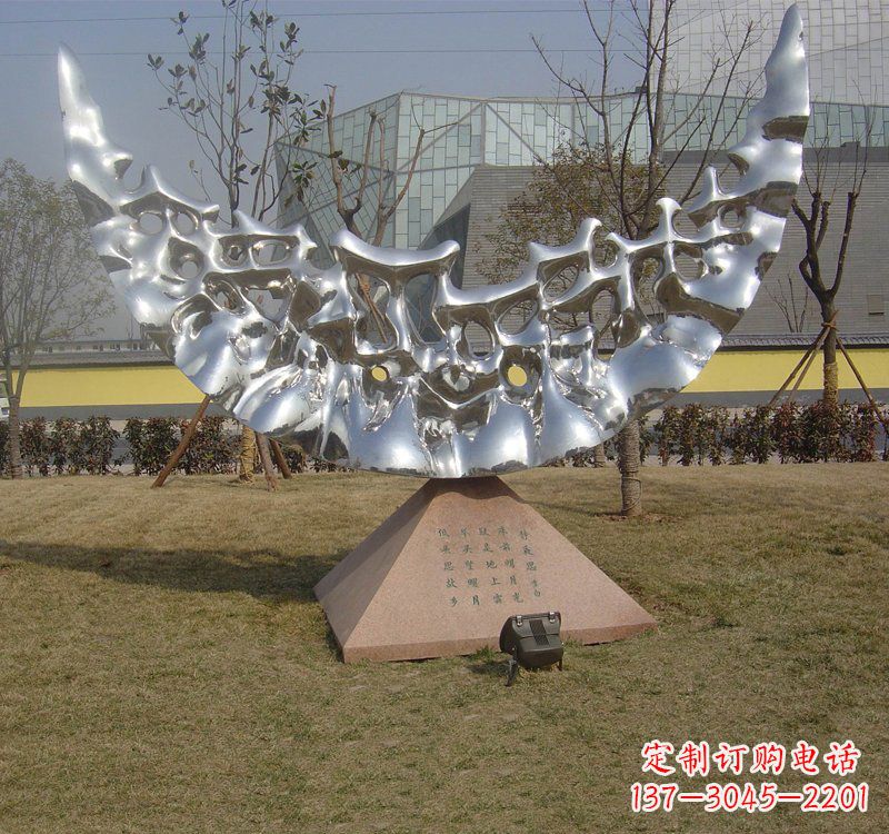 南通不锈钢月亮雕塑象征着无尽的美丽