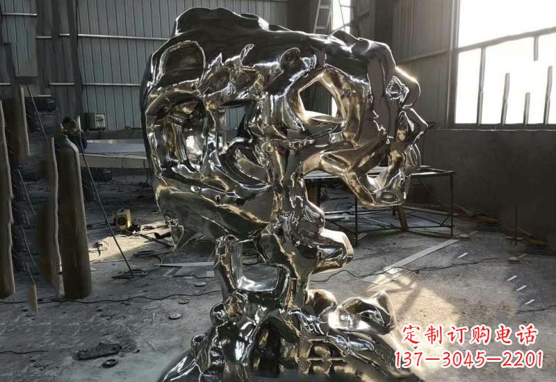 南通太湖石雕塑不锈钢公园的镜面之美