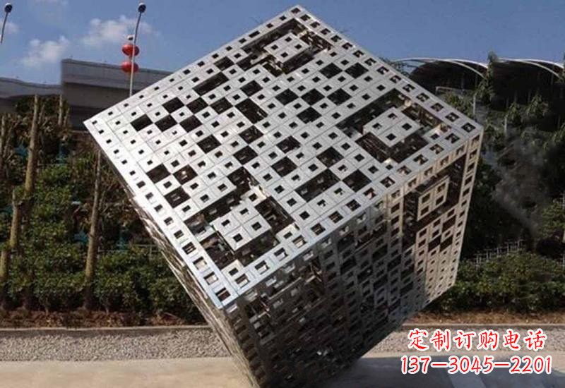 南通不锈钢广场上的魔方雕塑