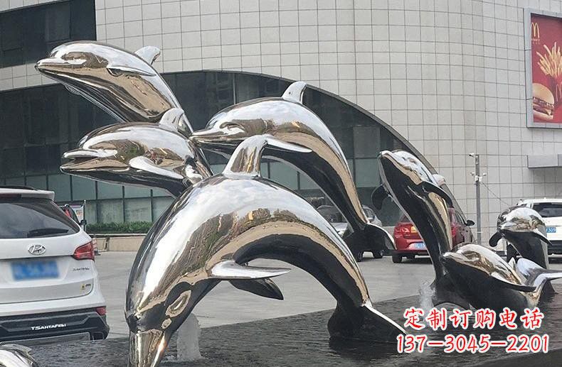 南通海豚雕塑——不锈钢广场上的跳跃动态