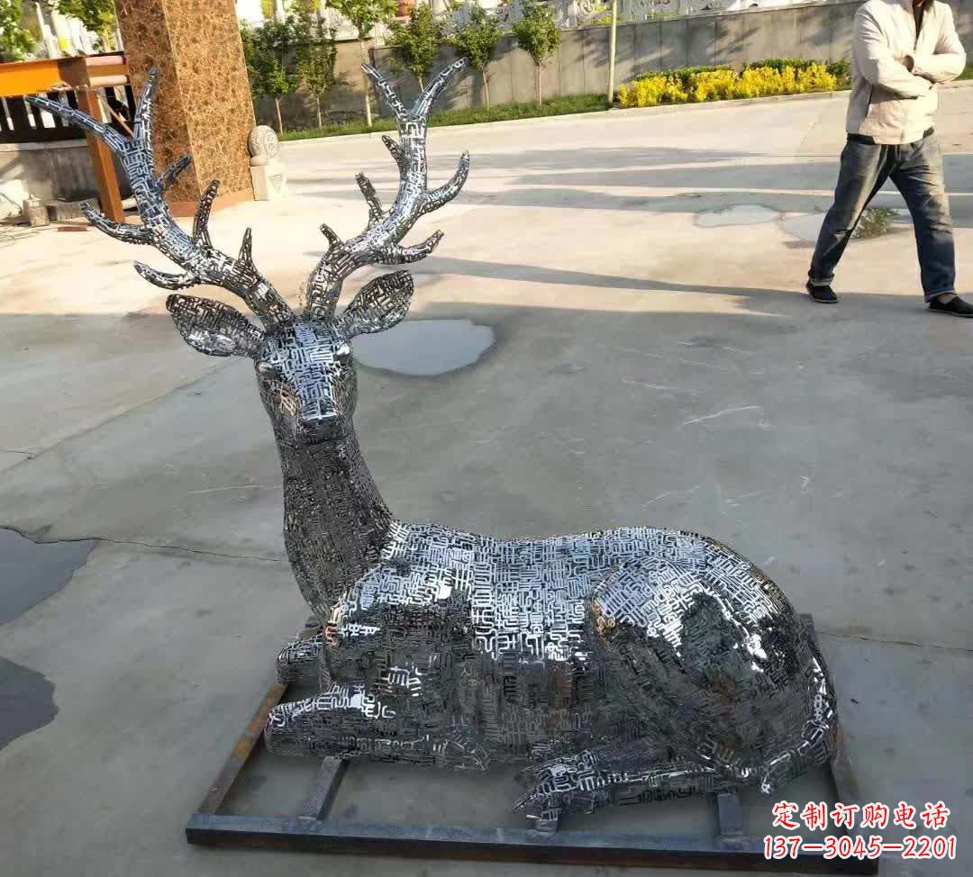 南通梅花鹿雕塑点缀不锈钢广场星空
