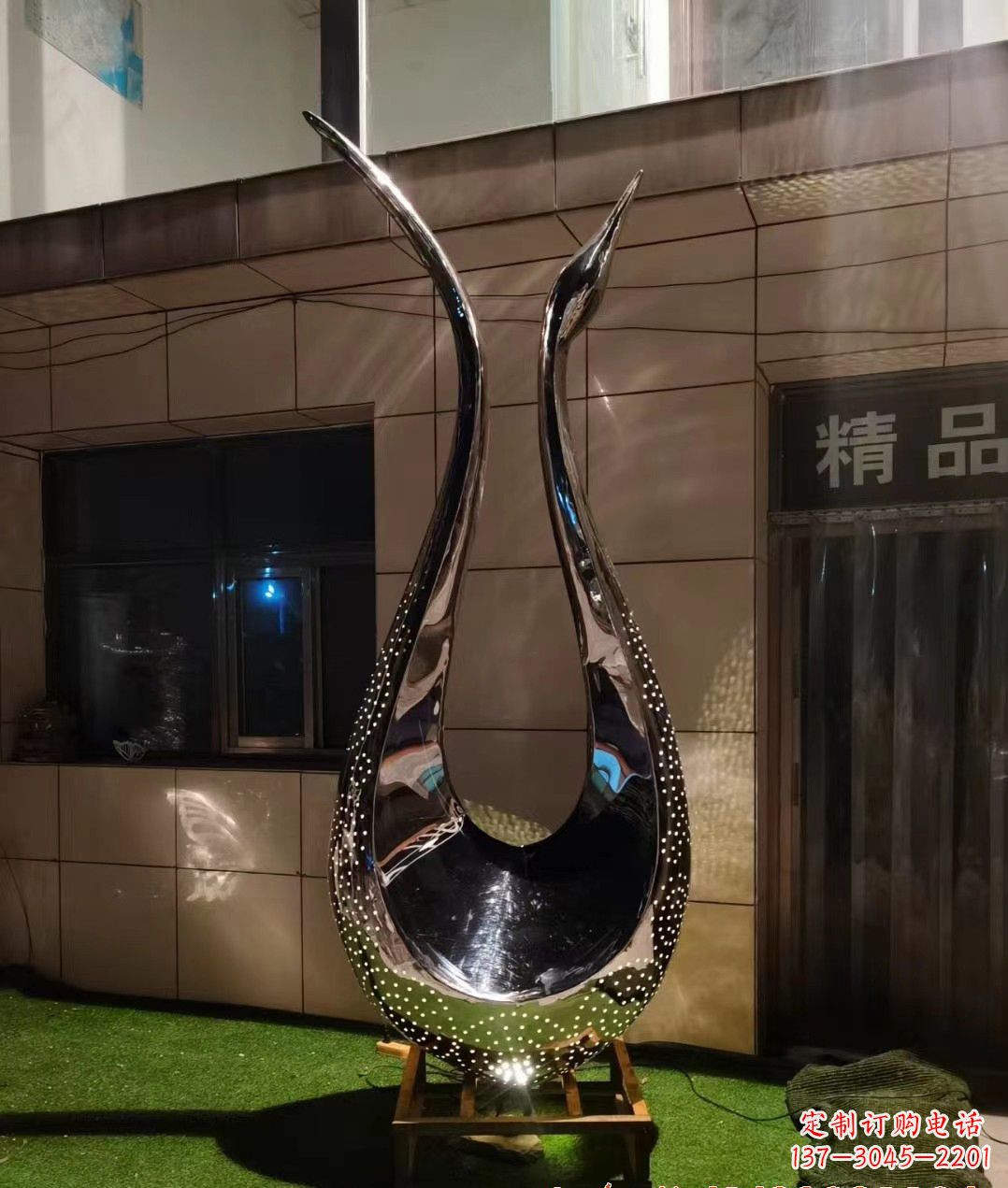南通不锈钢镜面天鹅雕塑——象征着美丽与坚强