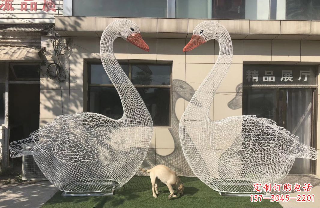 南通不锈钢镂空天鹅雕塑给室外增添美感