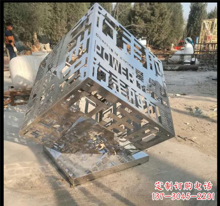南通不锈钢艺术镂空魔方雕塑给空间带来新的灵感