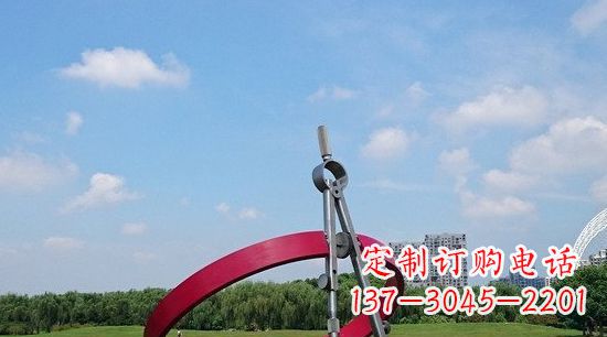 南通不锈钢圆规雕塑环绕着美景