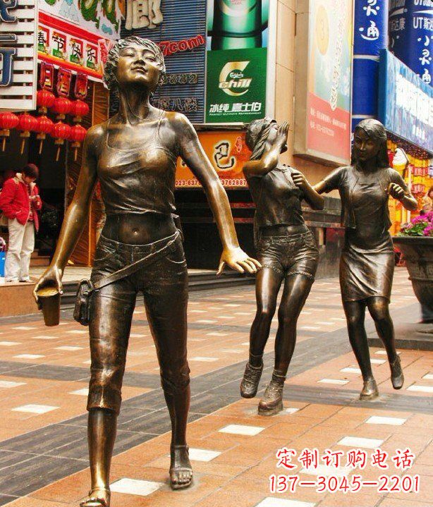 南通步行街逛街的女孩以铜雕的形式永久保存