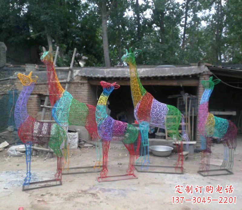 南通彩色不锈钢镂空长颈鹿雕塑它的美丽