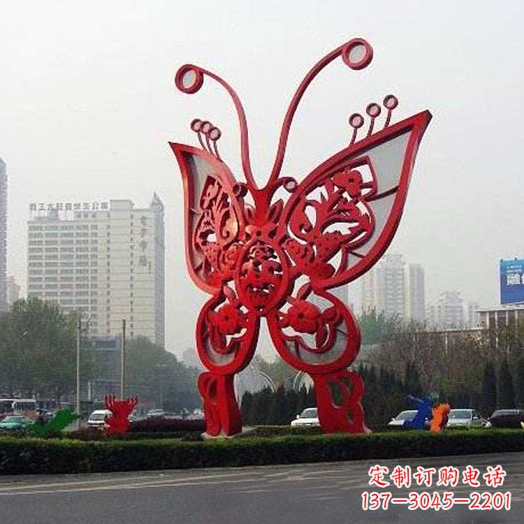 南通绿化带上的大型红色蝴蝶雕塑