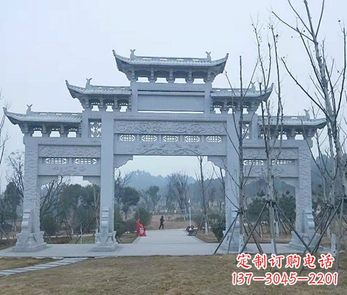 南通村口三门石雕牌楼古朴华丽