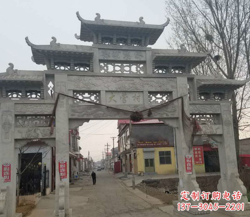 南通村庄三门石牌坊石雕传承古老文化