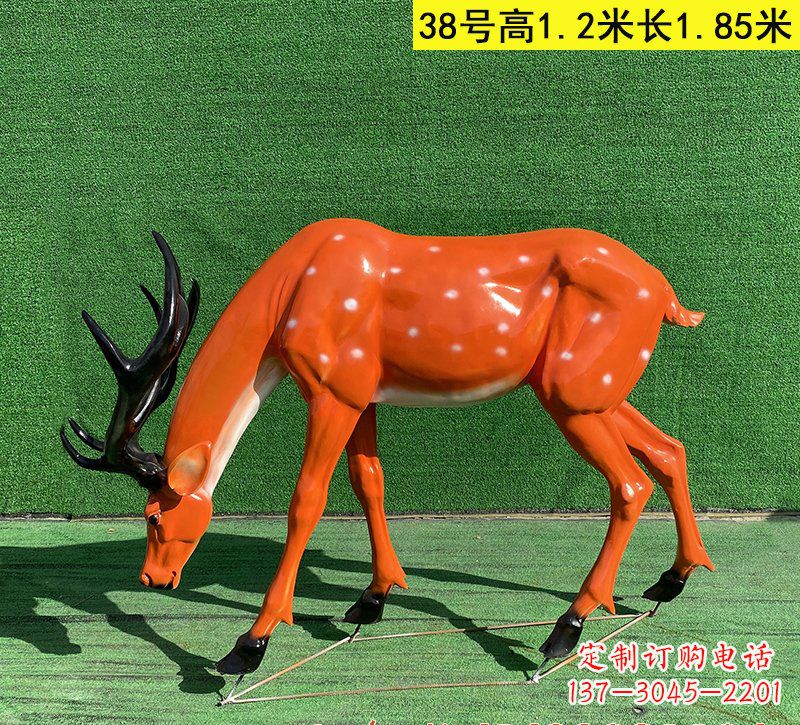 南通以玻璃钢精心制作的梅花鹿雕塑