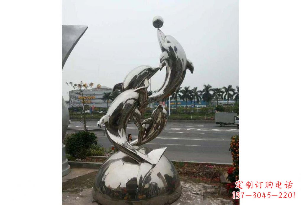 南通公园不锈钢顶球的海豚雕塑