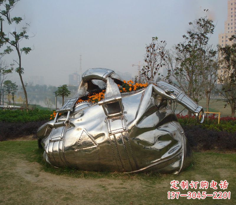 南通不锈钢手提包雕塑--传承经典，拥有独特之美