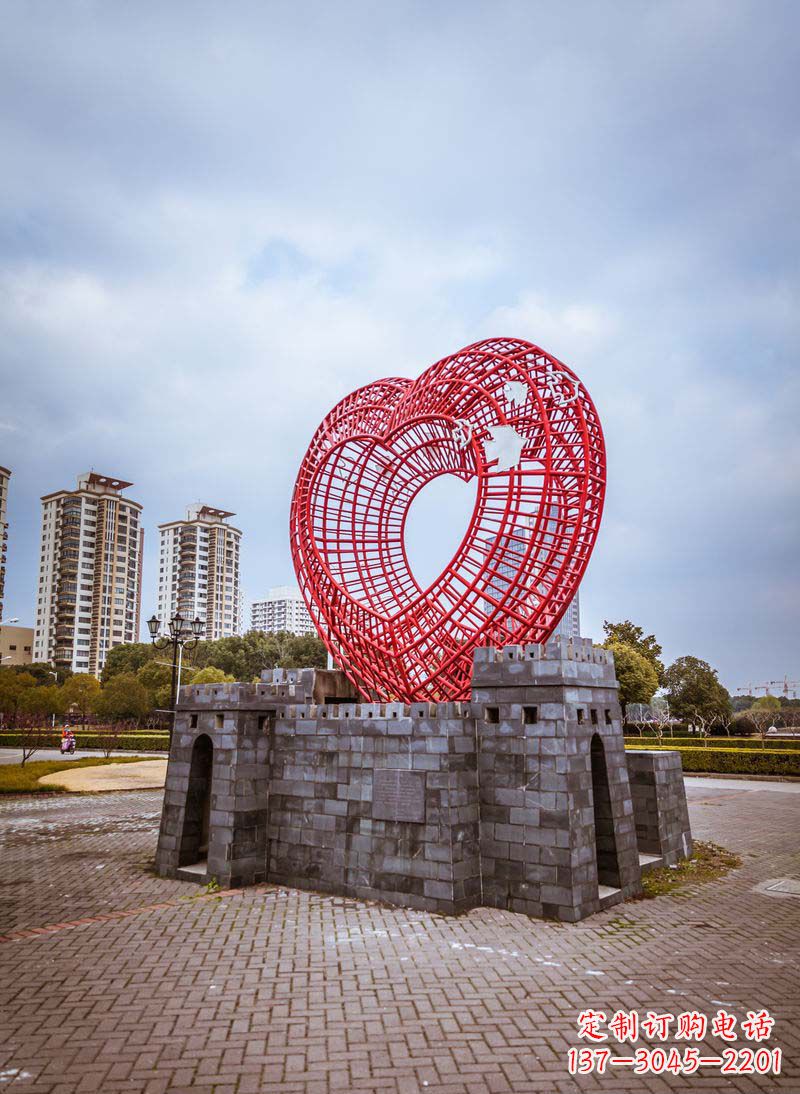 南通拥抱和平的心以心型和平鸽雕塑传递心意