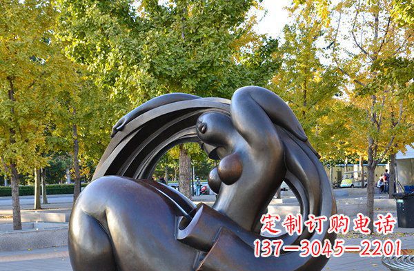 南通公园抽象女性人物铜雕