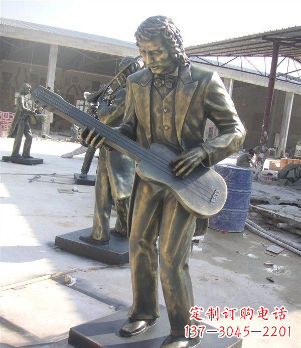 南通公园弹吉他的西方人物铜雕