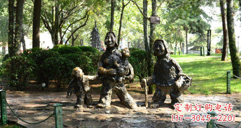 南通公园赶路的抽象妇女和小孩小品铜雕