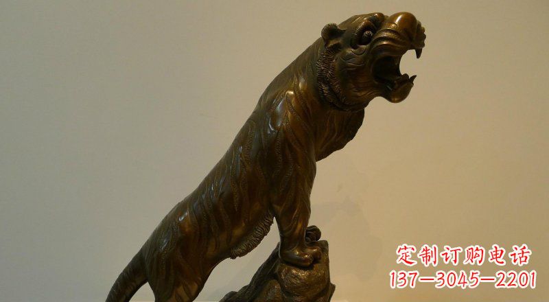 南通公园老虎上山动物铜雕