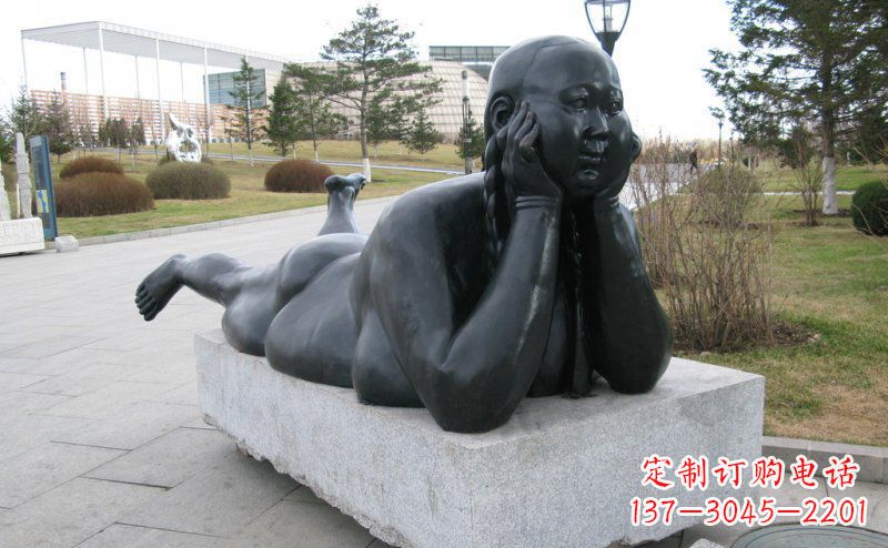 南通趴着的胖女孩铜雕塑