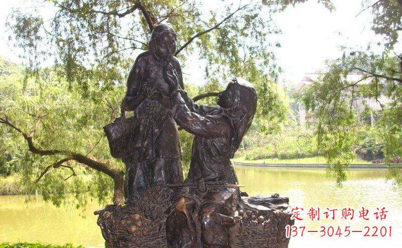 南通温馨铜雕公园里喂母亲吃荔枝的女孩