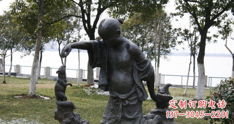 南通公园喂松鼠的小孩小品铜雕