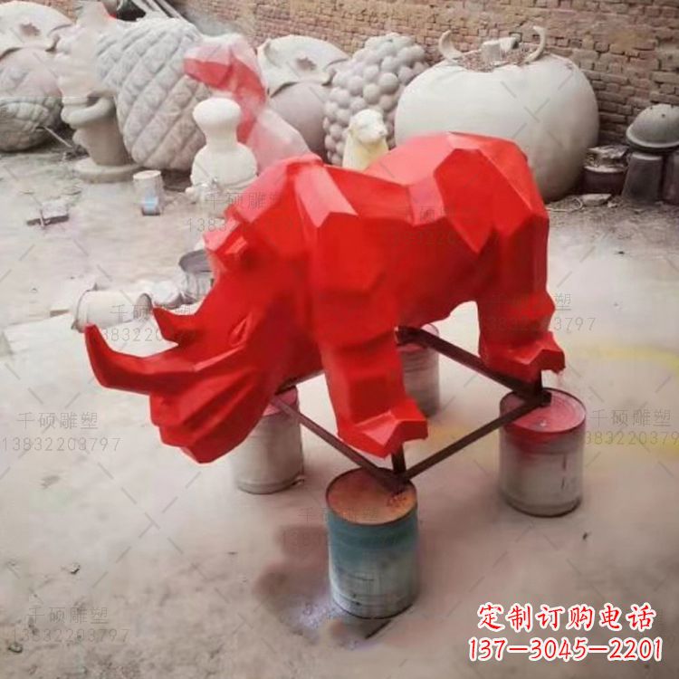 南通红色几何切面抽象犀牛雕塑