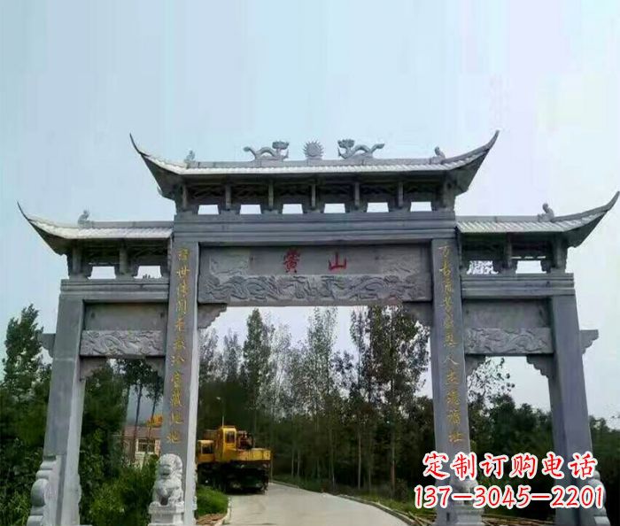 南通景区三门石雕牌楼,是一种典型的古典建筑风…