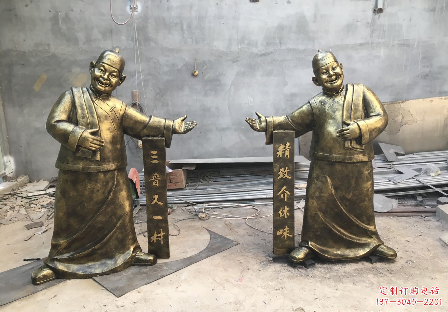 南通中领雕塑:酒店门口店小二人物铜雕