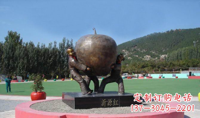 南通苹果融入两岁小孩的生活——公园铜雕
