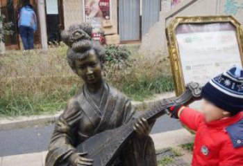 南通街边弹琵琶的古代美女雕塑