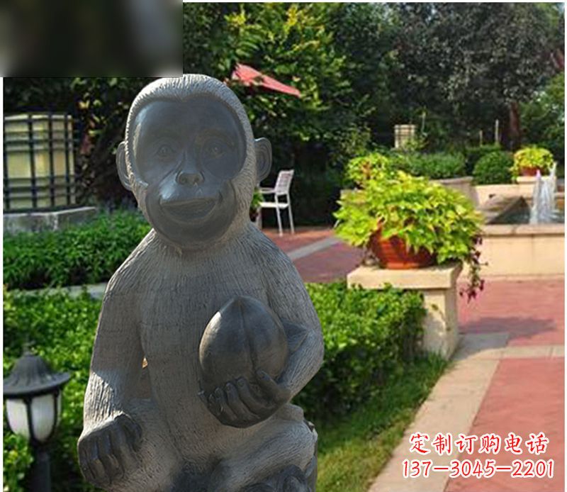 南通青石抱着桃子的小猴子石雕
