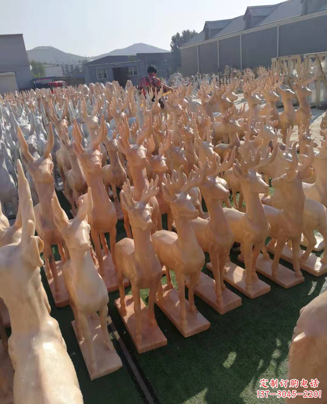 南通红梅花鹿雕塑,美丽而优雅