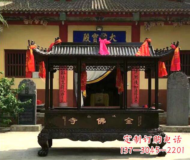 南通双兽头三足雕花铜香炉