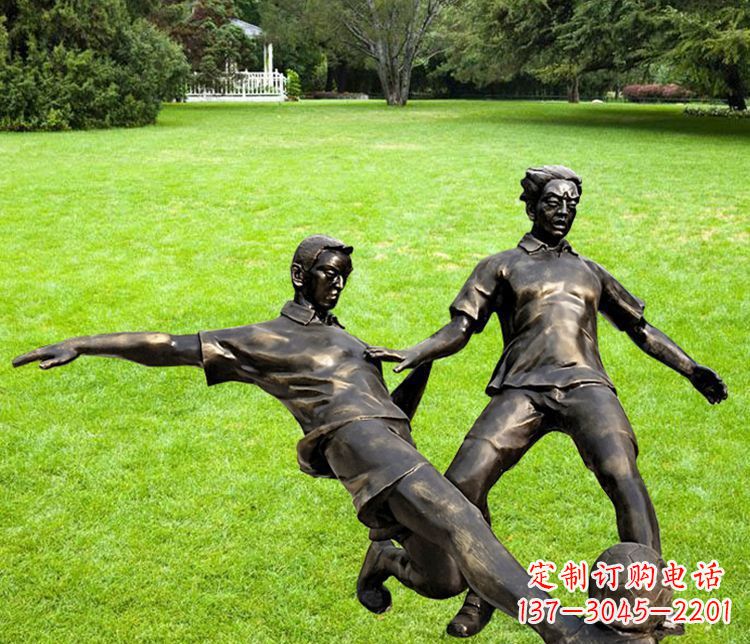 南通踢足球的人物铜雕