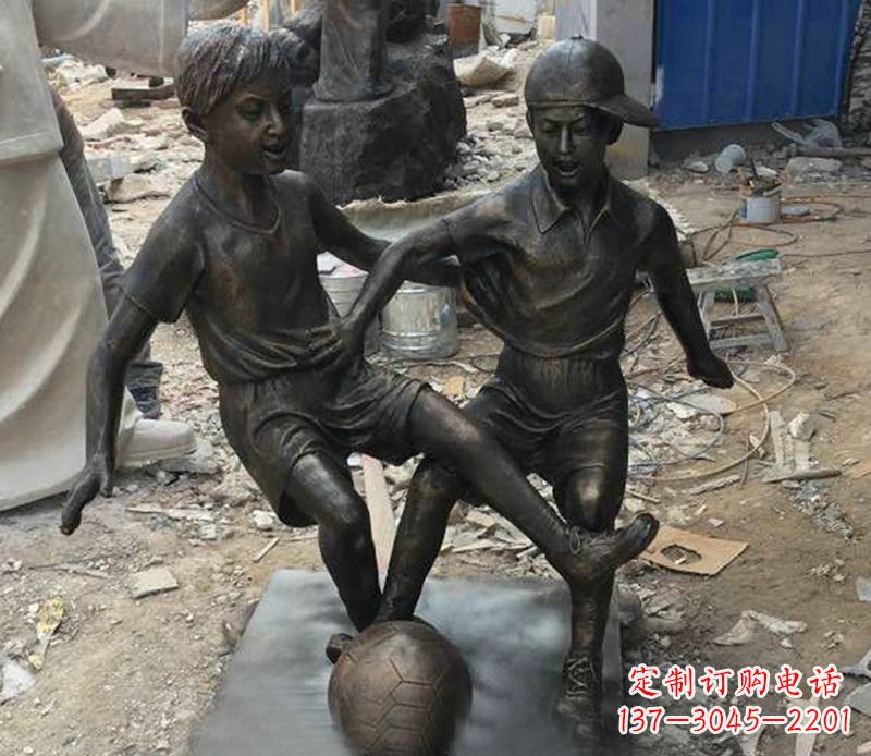 南通踢足球公园人物铜雕