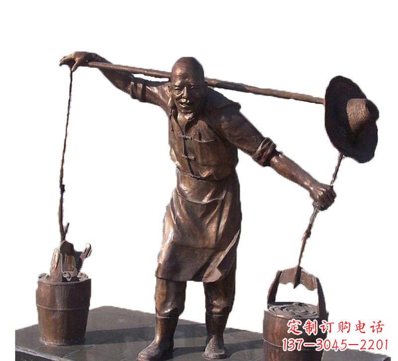 南通挑扁担的老人铜雕