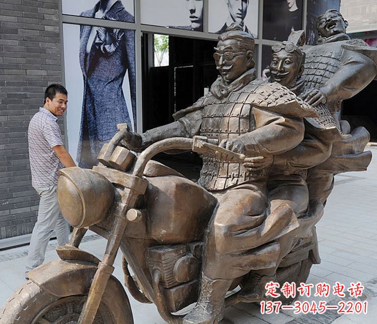 南通铜雕街头骑摩托人物雕塑