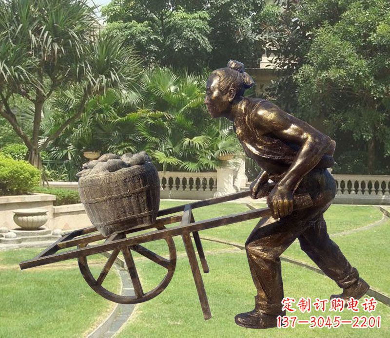 南通推独轮车的古人铜雕