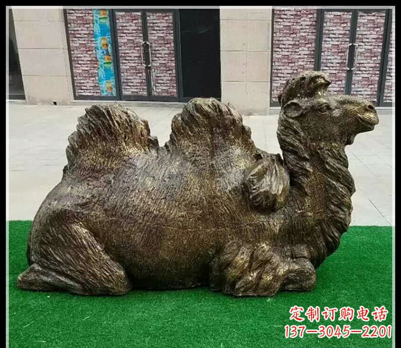 南通卧在草地的骆驼铜雕