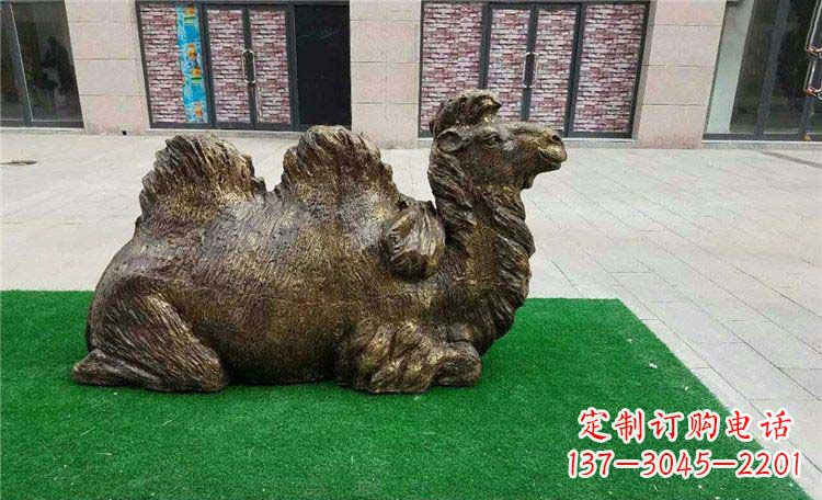 南通卧着的骆驼动物铜雕