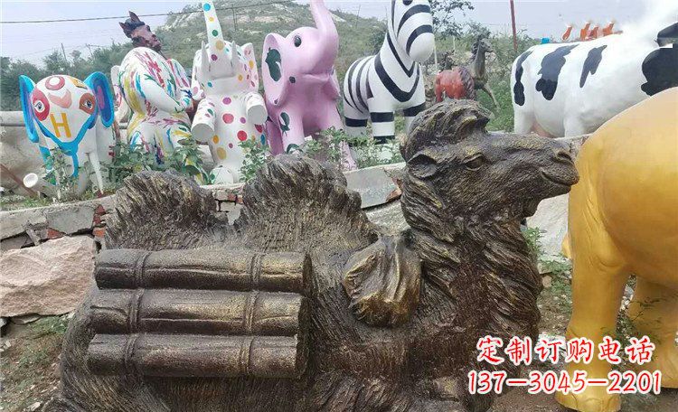 南通卧着的骆驼动物铜雕 (2)