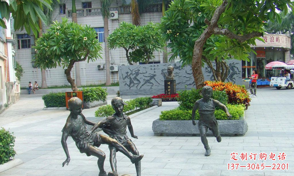 南通小孩踢足球铜雕