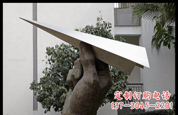 南通小区不锈钢手拿纸飞机雕塑